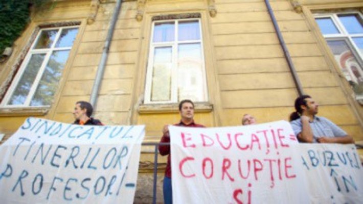 Sute de sindicalişti din Educaţie au protestat la Parlament